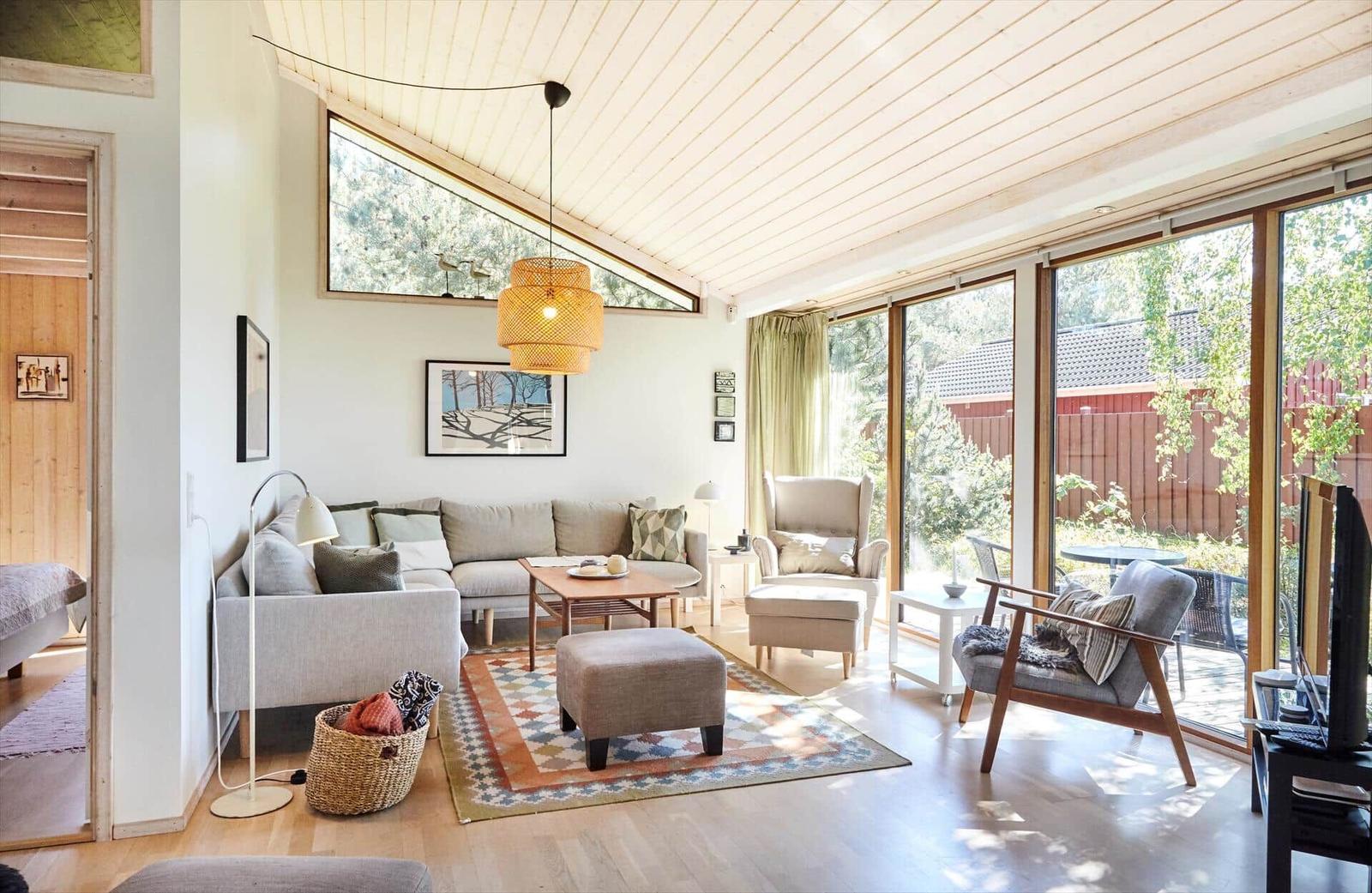 Esszimmer mit Tisch, Stühlen und Blick auf Garten
