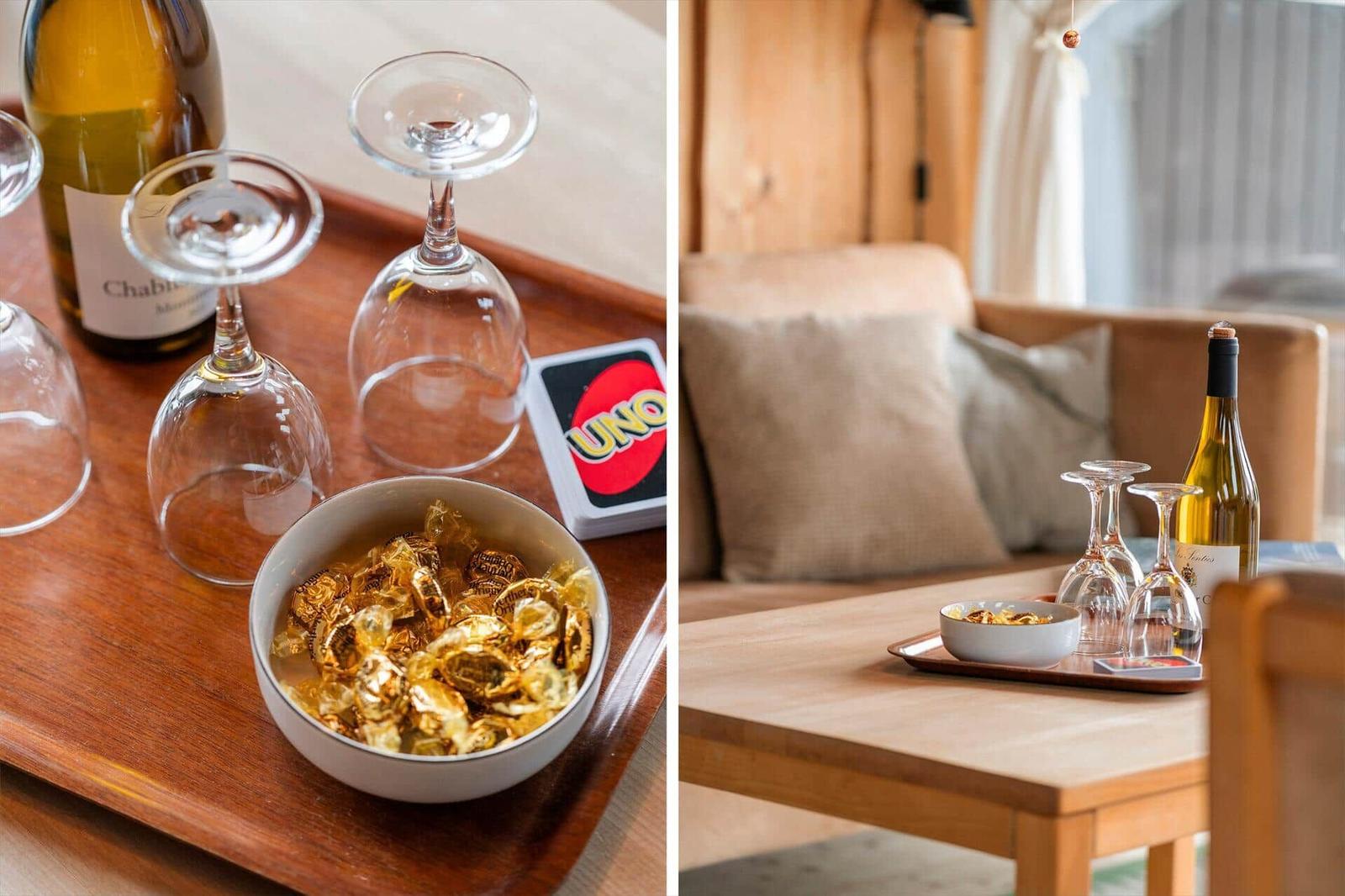 Essbereich mit Tisch und Stühlen unter Holzdecke mit Dachfenstern. Küche und Sofa im Hintergrund.