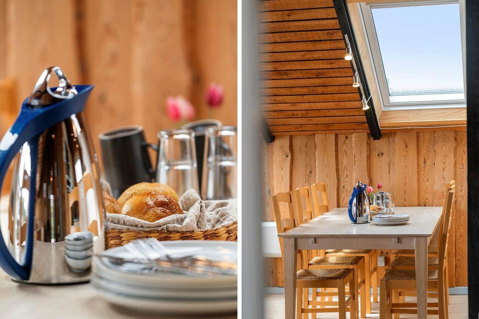 Wohnbereich mit zwei Sofas, Holztisch und Blick auf die Terrasse.