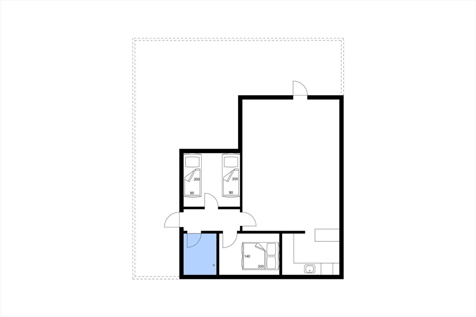 Ein Ferienhaus mit Terrasse, Liegen und Garten. Im Hintergrund sind weitere Häuser zu sehen.