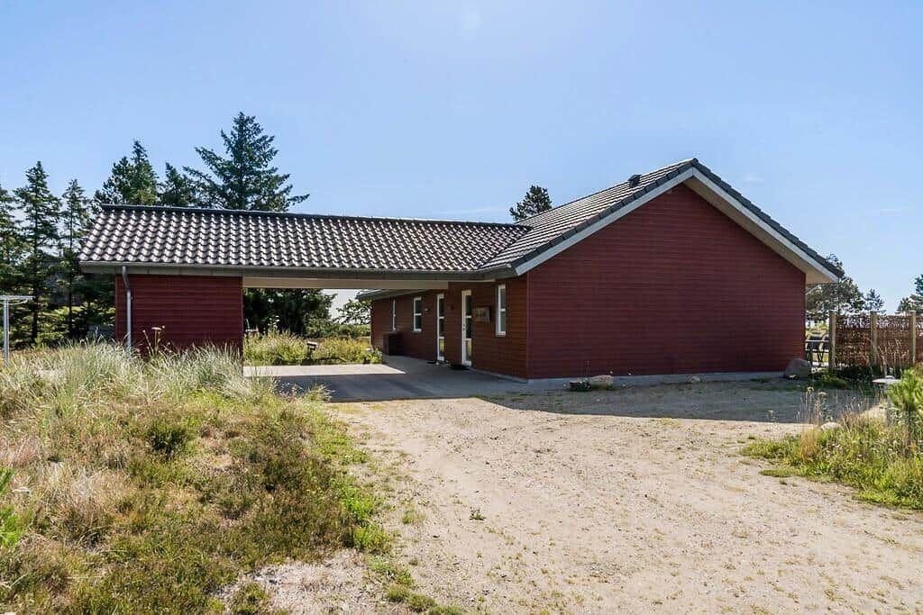 Rotes Haus mit Terrasse und Blick auf das Meer