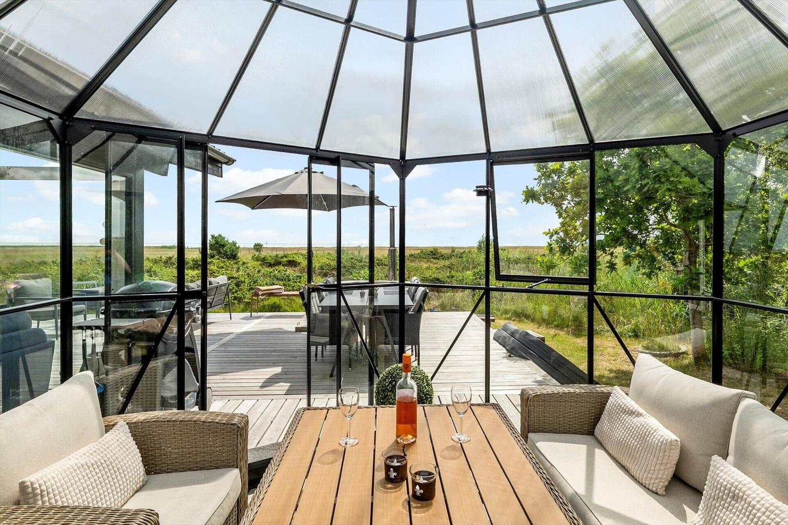 Moderne Villa mit Terrasse, Whirlpool und Garten. Umgeben von Wald.