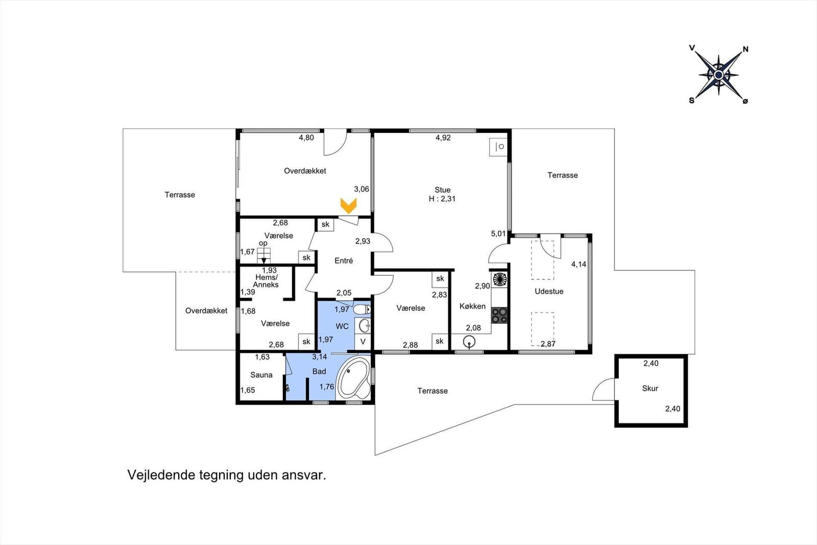 Funktionaler Grundriss mit Küche, Bad, Sauna und mehreren Terrassen.