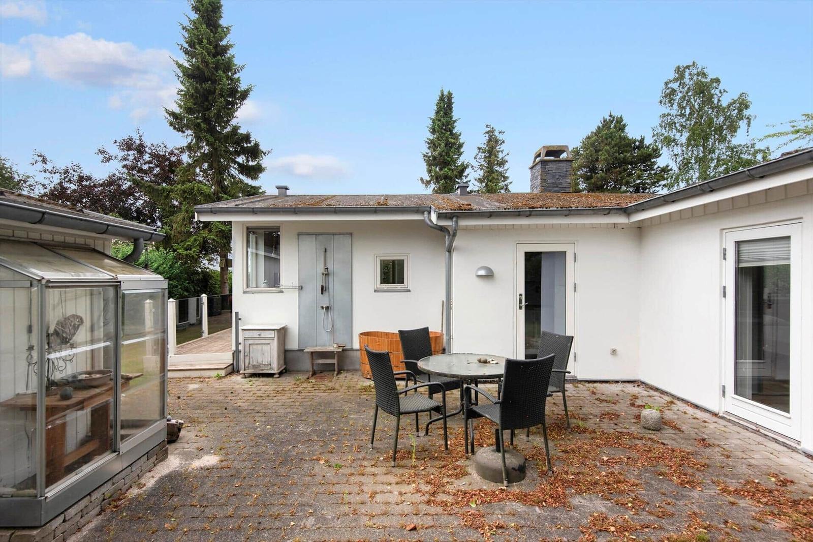 Die Wohnung hat drei Schlafzimmer, eine Küche und ein Bad mit Dusche.