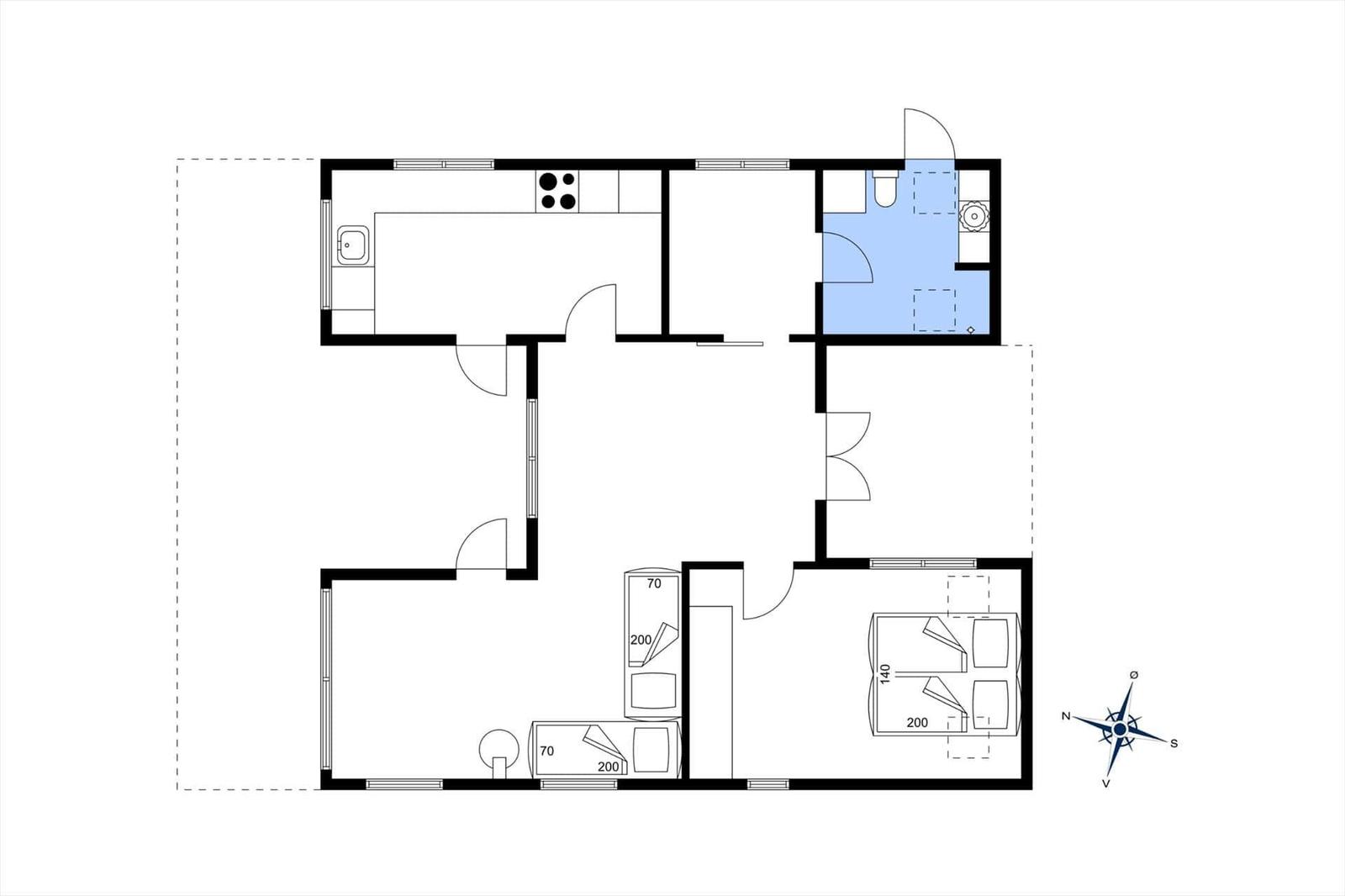 Wohnung mit Küche, Bad, Schlafzimmer und Wohnbereich. Raumhöhen und Möbel sind eingezeichnet.