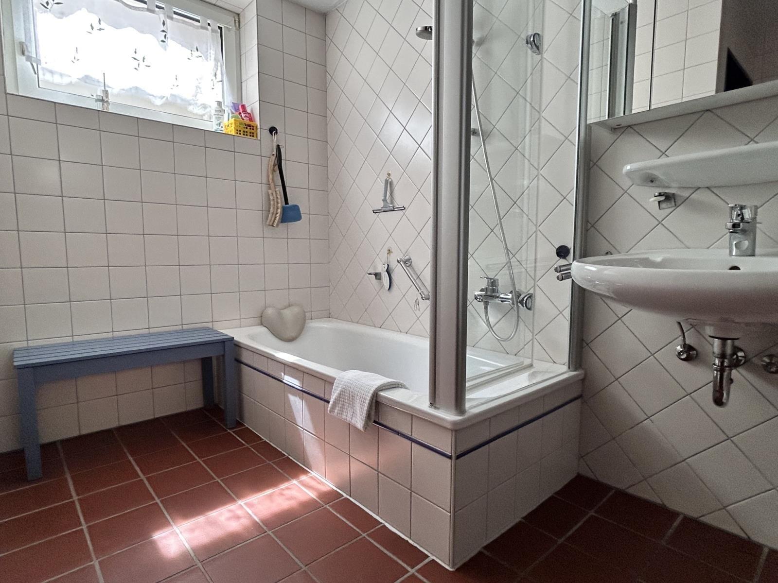 Bad mit Badewanne
