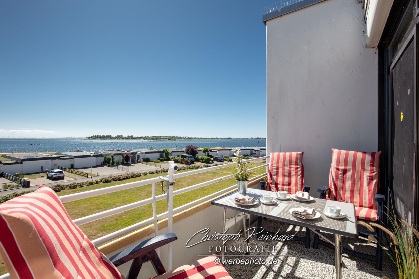 Vom Balkon reicht der weite Ausblick über den Südstrand und die Ostsee bis zur Fehmarnsundbrücke.