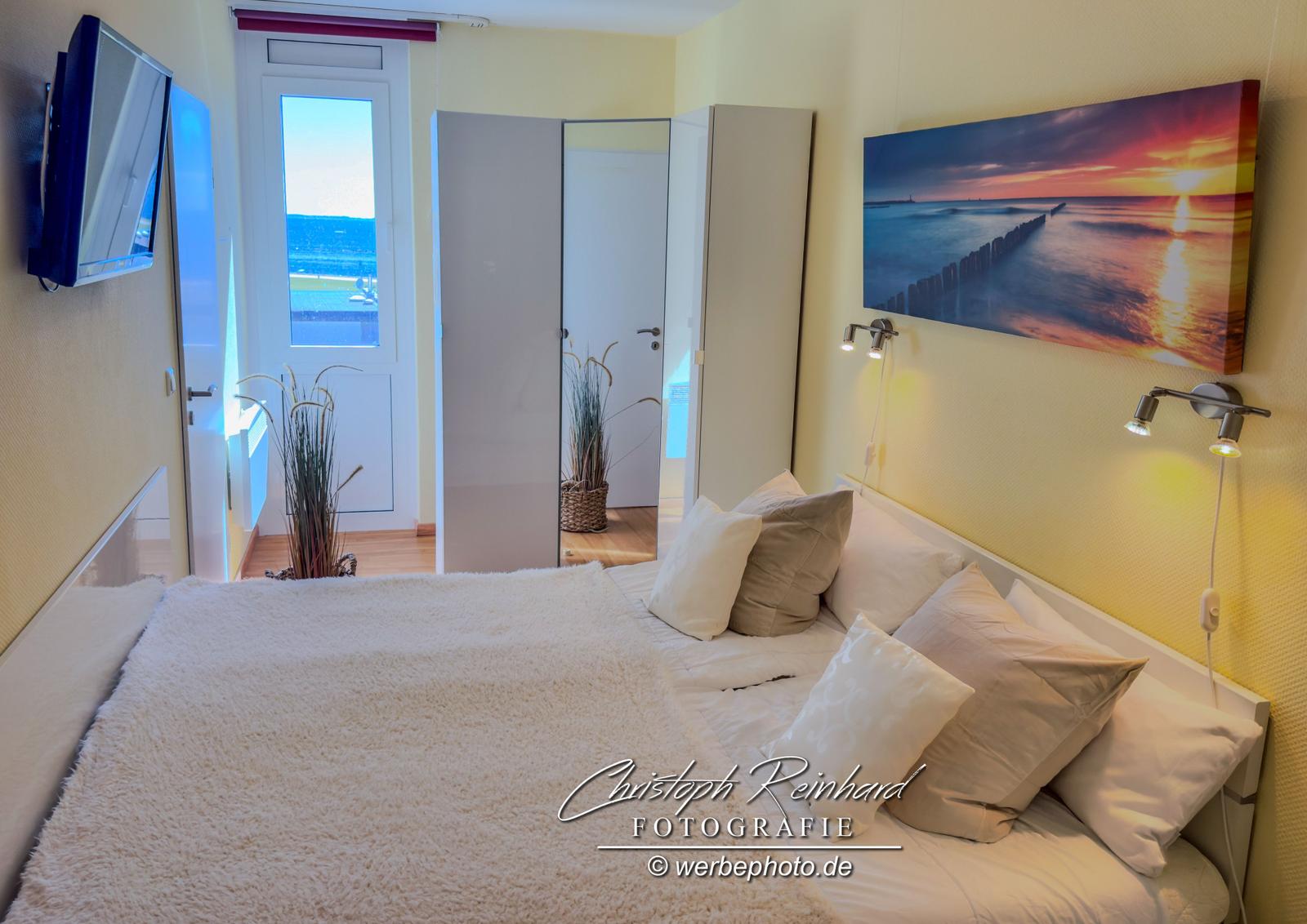 Das separate Schlafzimmer ist mit einem gemütlichen Doppelbett und praktischem Stauraum eingerichtet.