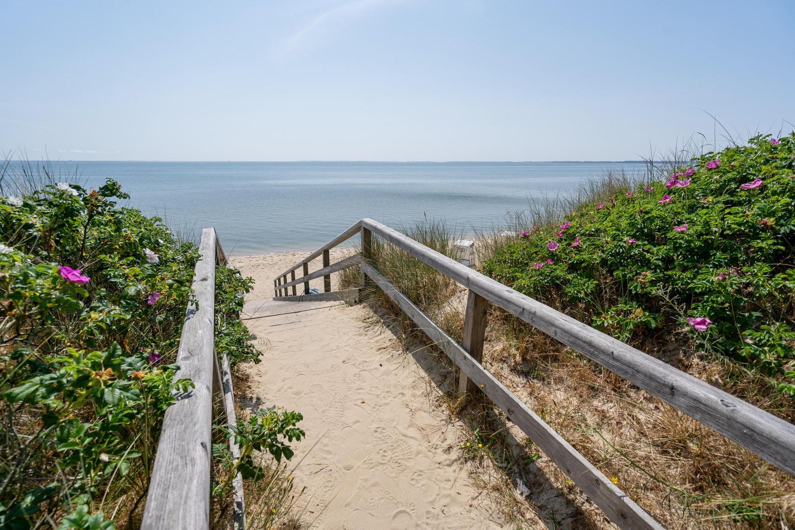 Strandhaus mit Blick aufs Meer und sonnigen Himmel.