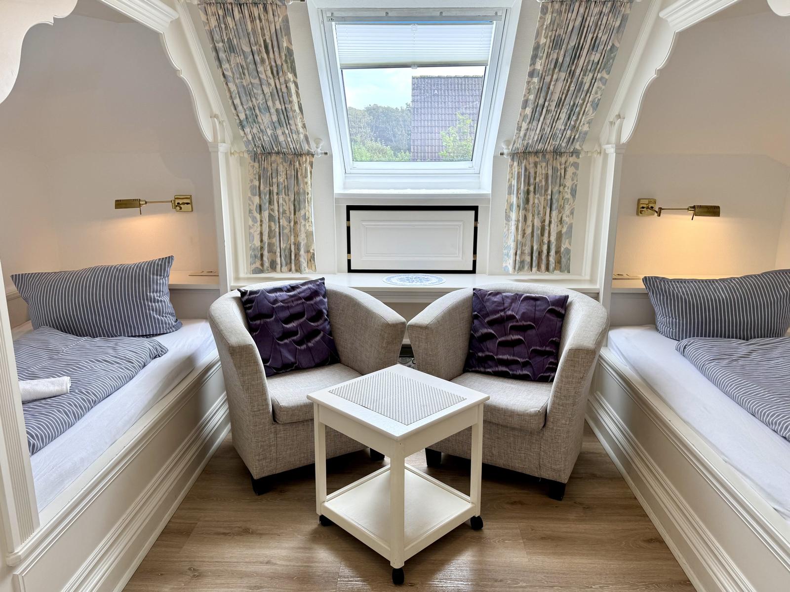 Schlafzimmer mit zwei Alkoven-Einzelbetten