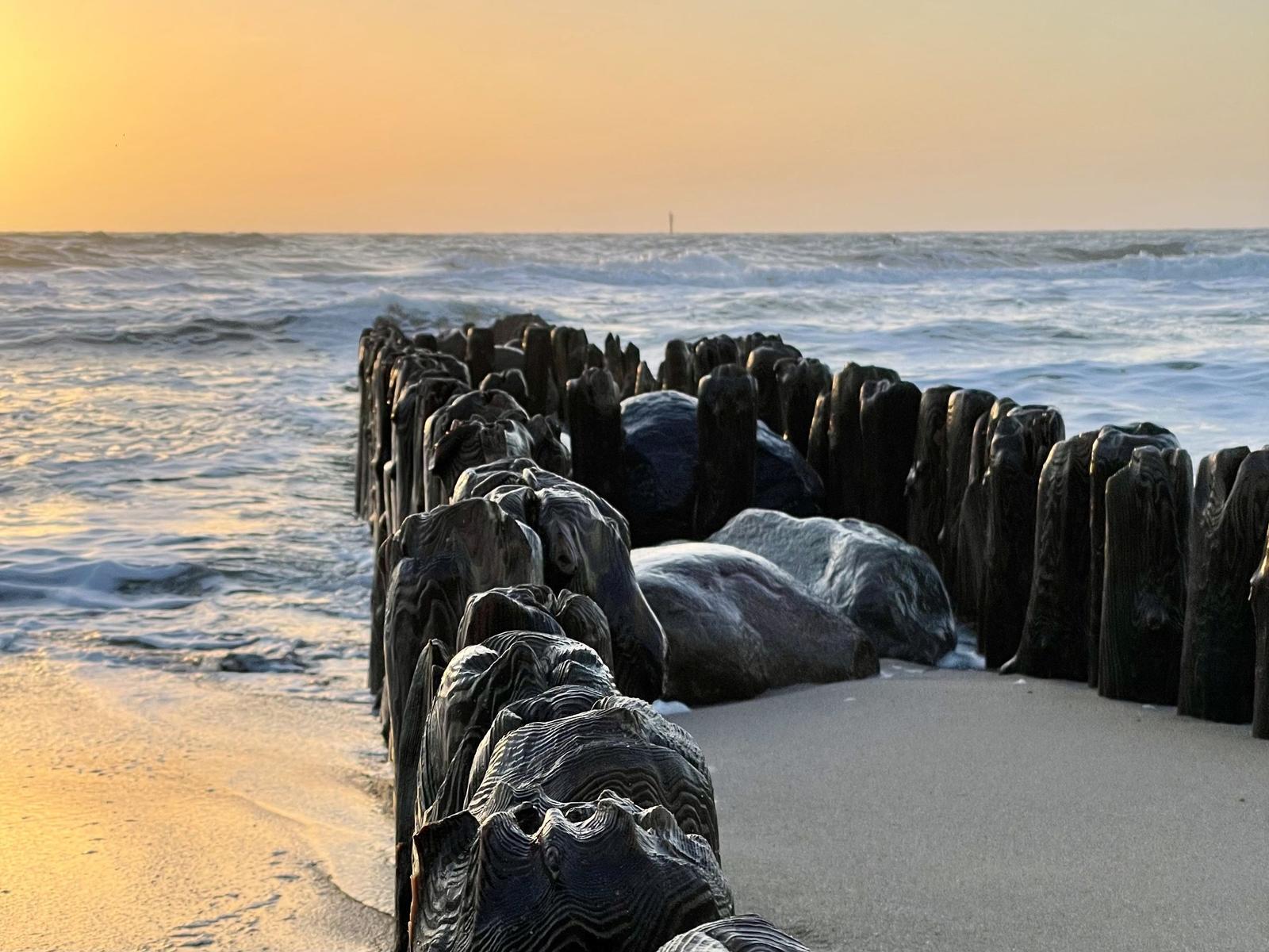 Hochgelegener Strandweg mit Dünen und Blick auf das Meer.