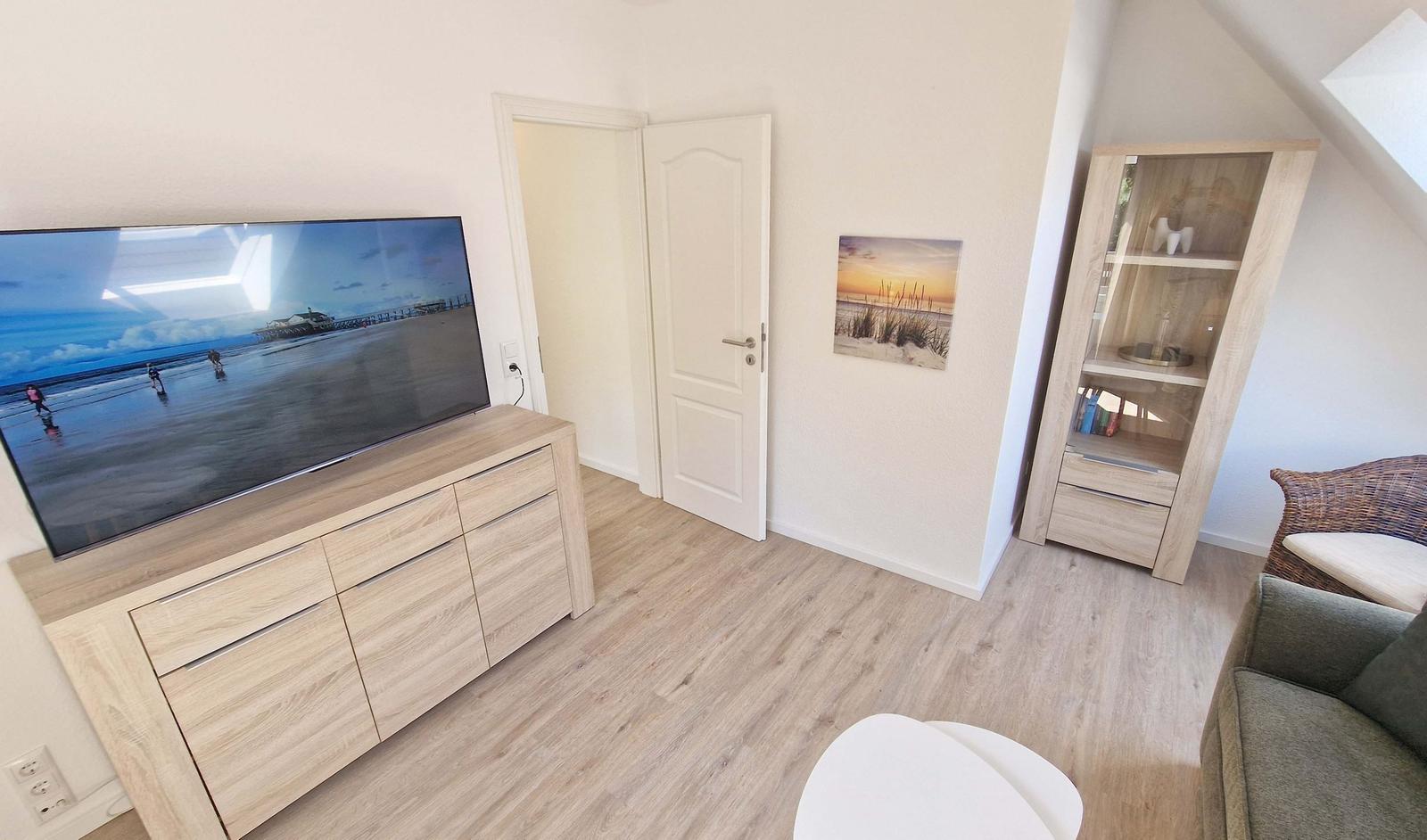 Wohnzimmer mit grossem Smart-TV...