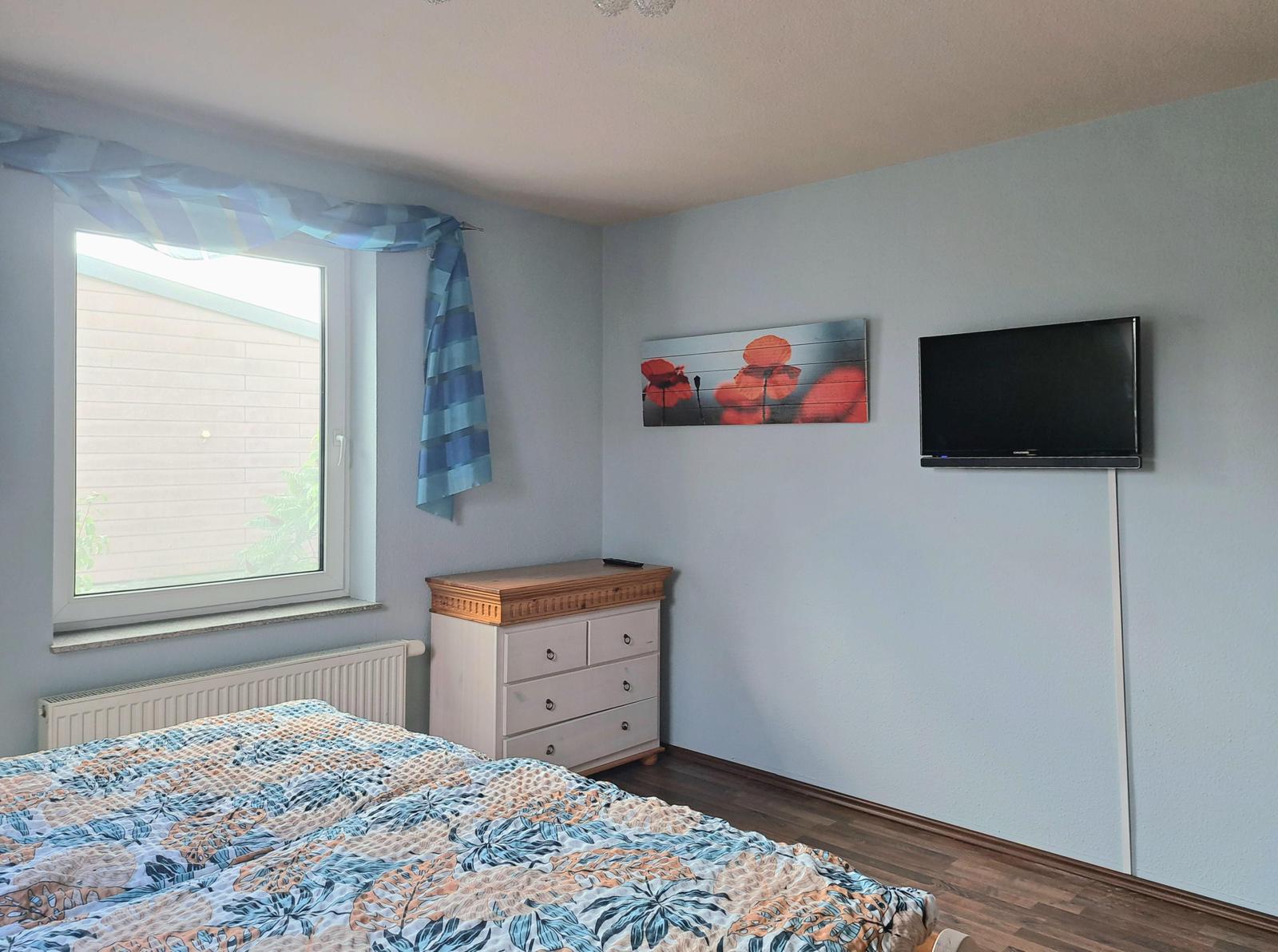 Schlafzimmer 2 mit Fernseher
