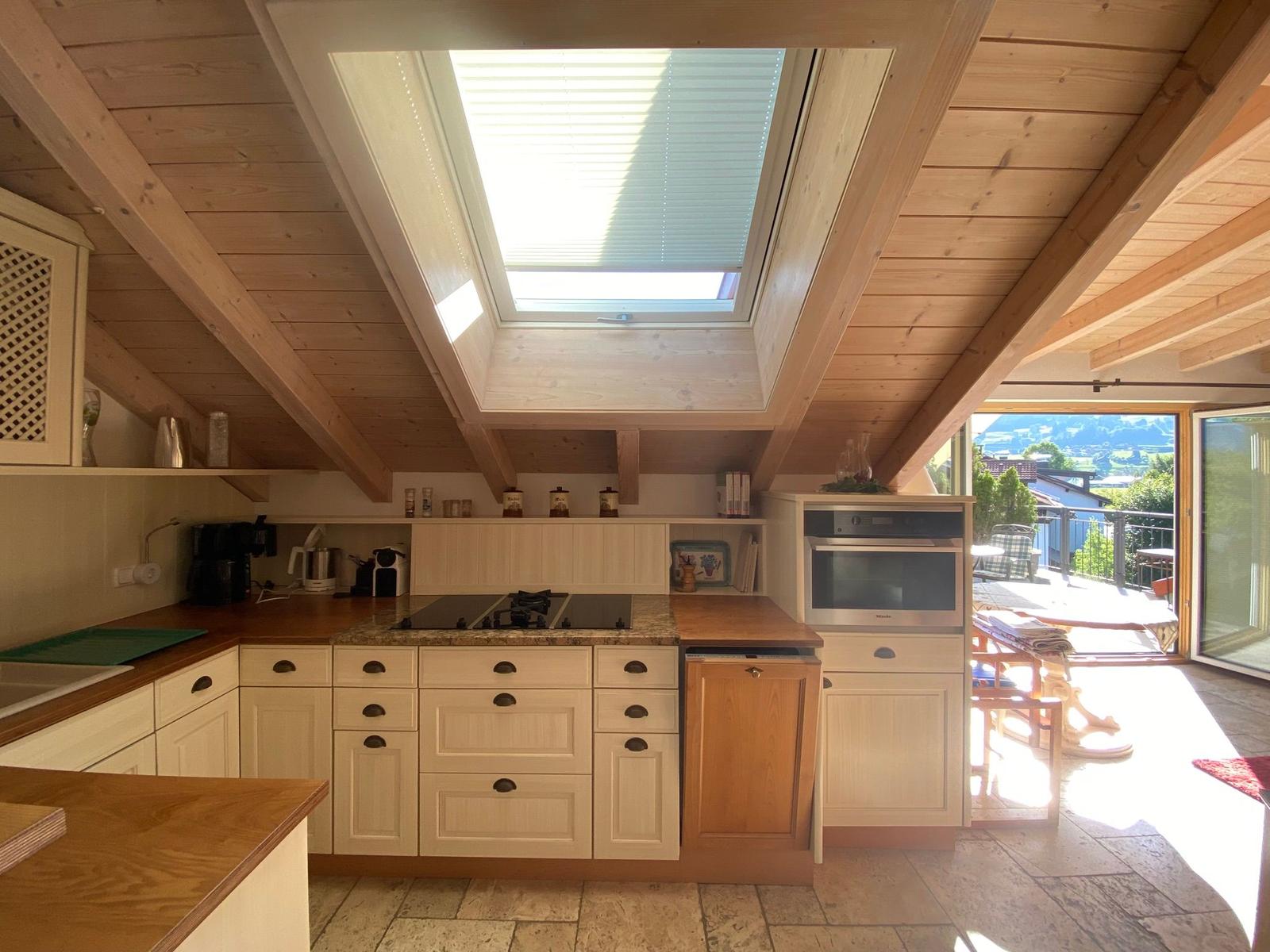 Küche mit beschattetem Dachfenster
mit Backofen, Grill, großem Kühlschrank, Gefrierfach und viel Stauraum