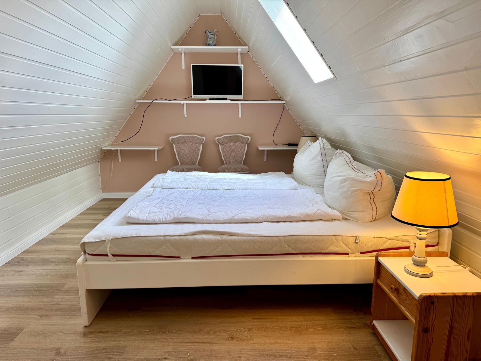 Doppelschlafzimmer (180x200 cm) im DG
