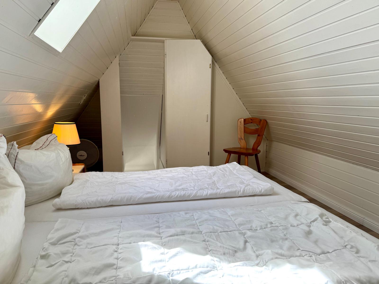Doppelschlafzimmer (180x200 cm) im DG