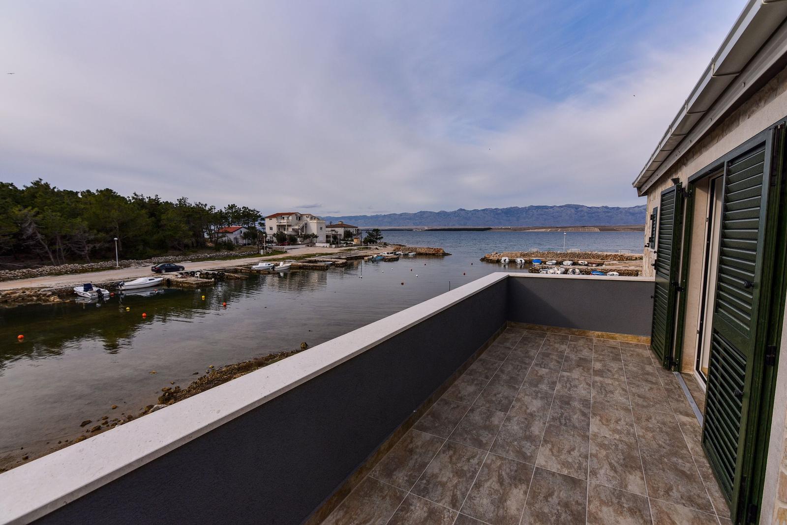 Terrasse mit Blick auf Hafen und Meer