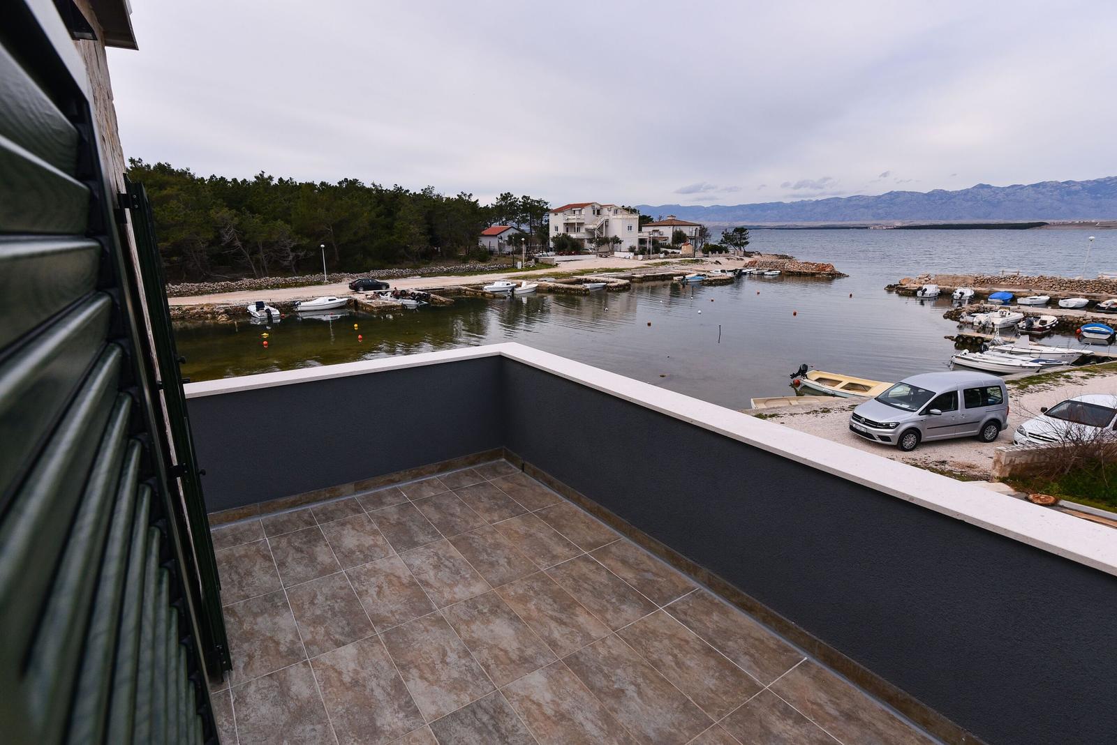 Terrasse mit Blick auf Hafen und Wasser