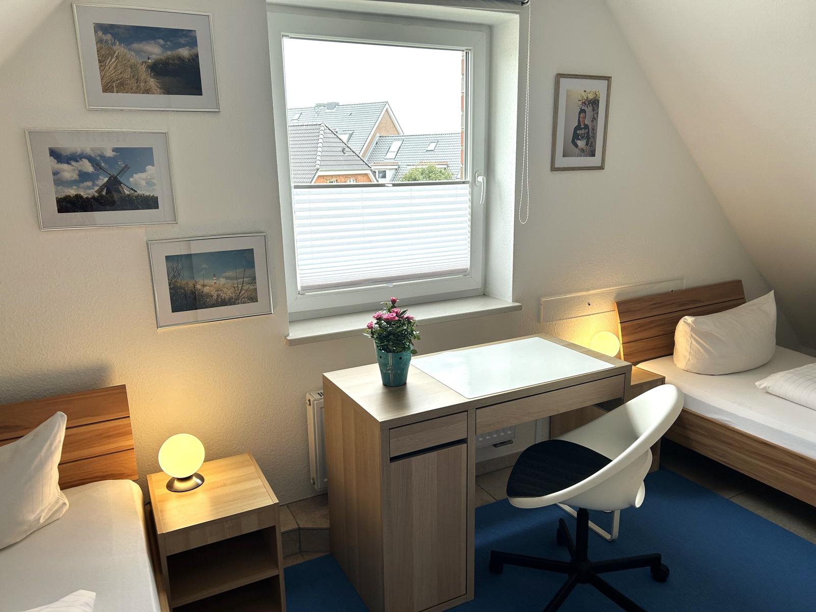 Schlafzimmer im DG mit zwei Einzelbetten, Schreibtisch und Drehstuhl
