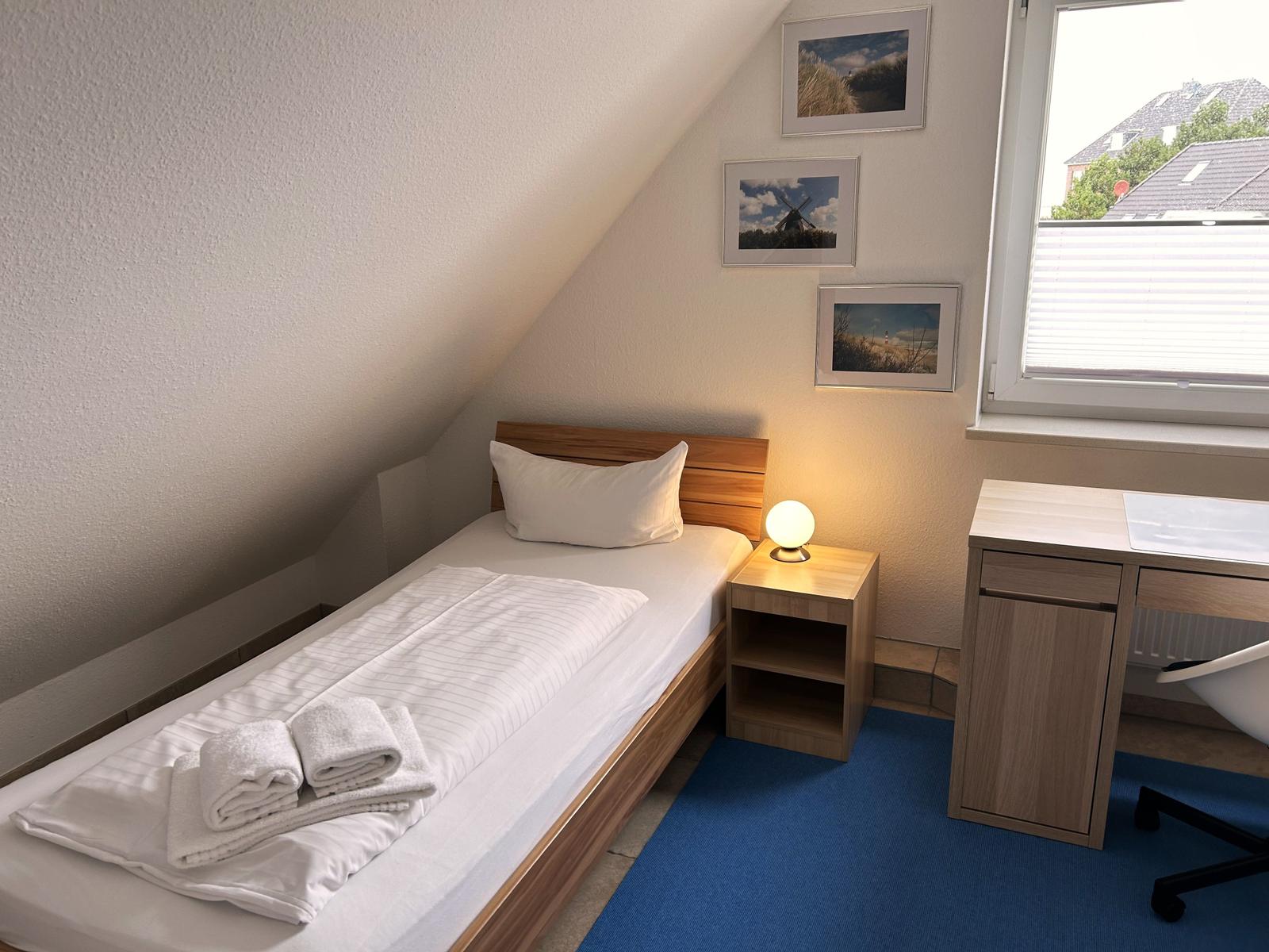 Schlafzimmer im DG mit Fenster und zwei Einzelbetten 100 x 200
