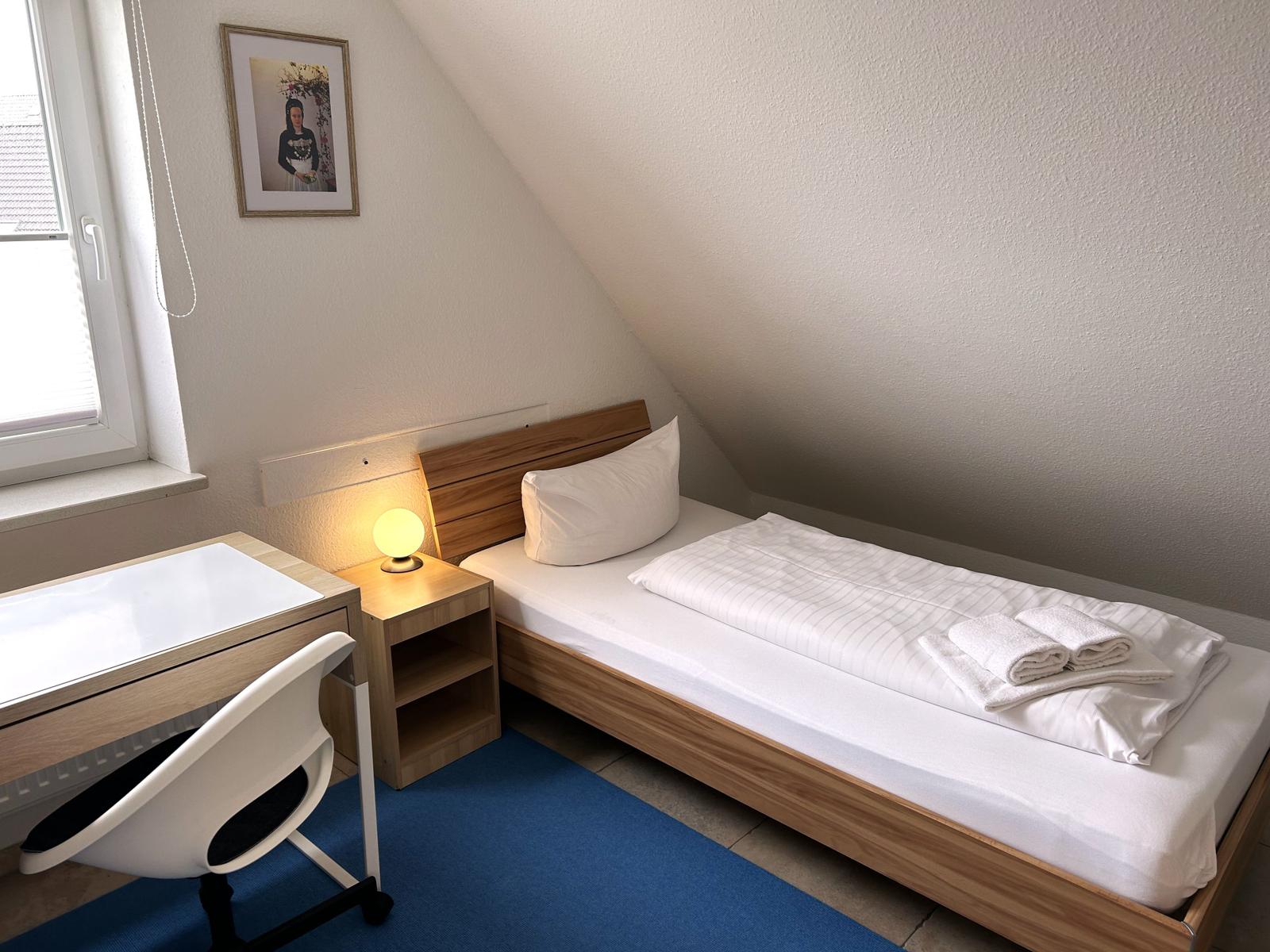Schlafzimmer im DG mit Fenster und zwei Einzelbetten 100 x 200