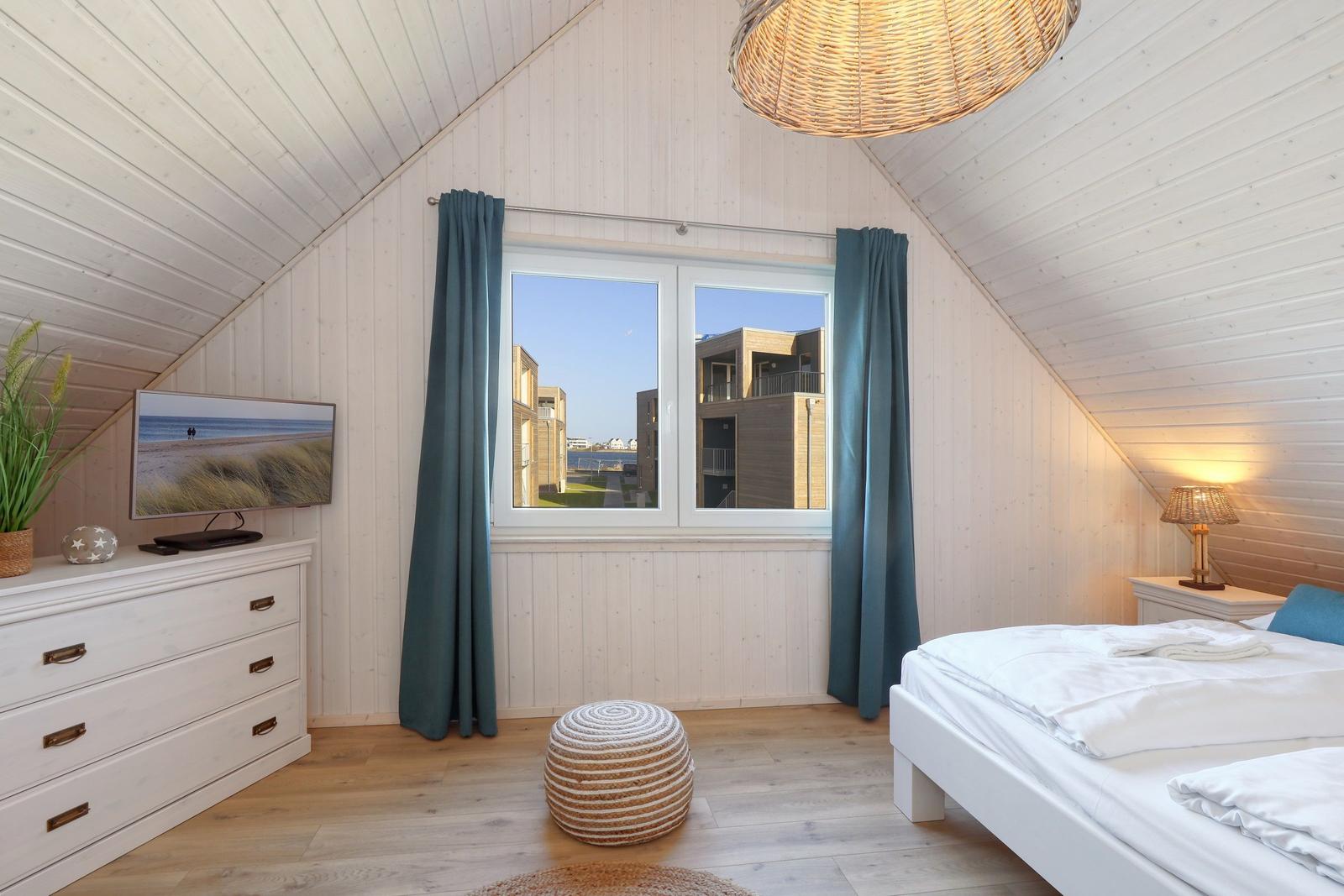 Zwei Schlafzimmer, Wohnbereich mit Sofa und Küche, Dusche und Toilette