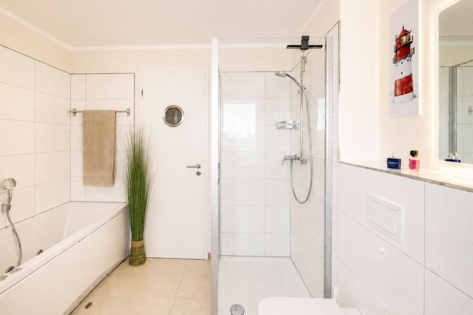 Bad mit Dusche, Badewanne und Spiegelschrank. Wandbild Leuchtturm.