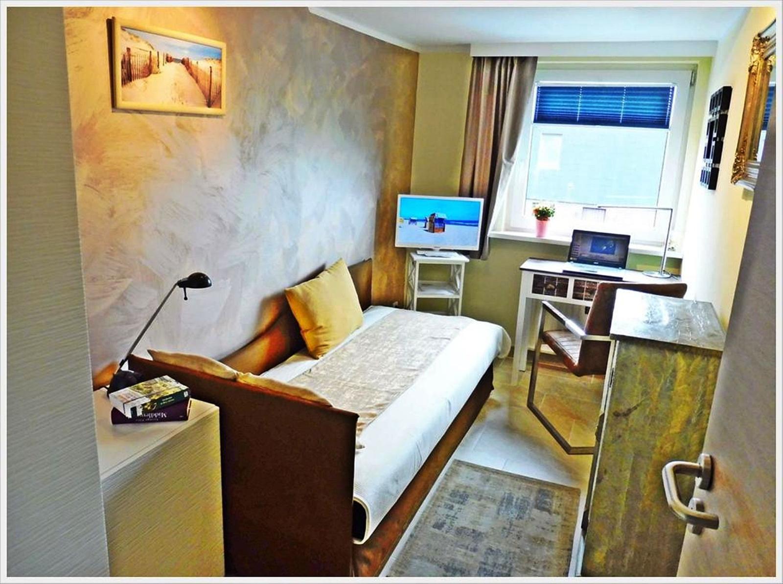 Einzelzimmer mit TV und Schreibtsich