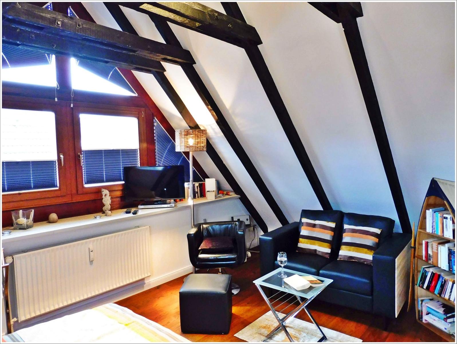 Sitzecke 2 im Studio-Zimmer  mit TV und MP-3 Anlage/ OG