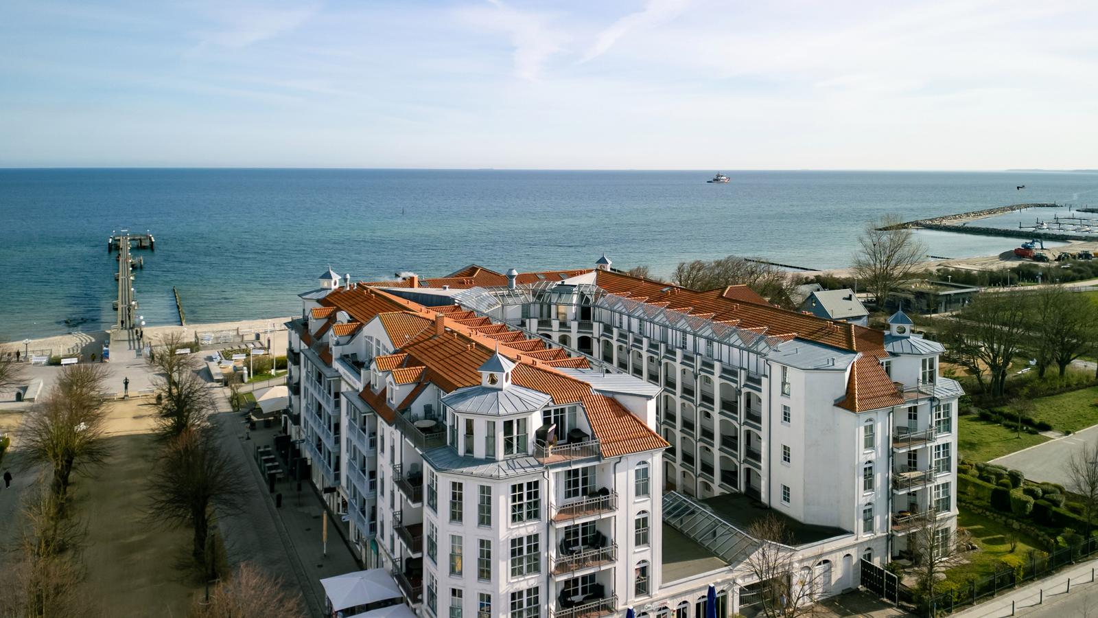 Wohnhaus mit rotem Dach und Meerblick