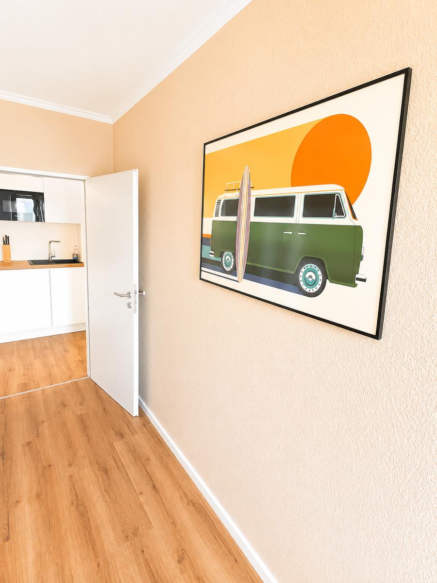 "Surf-Bulli" von Bo Lundberg im Kinderzimmer an der Wand