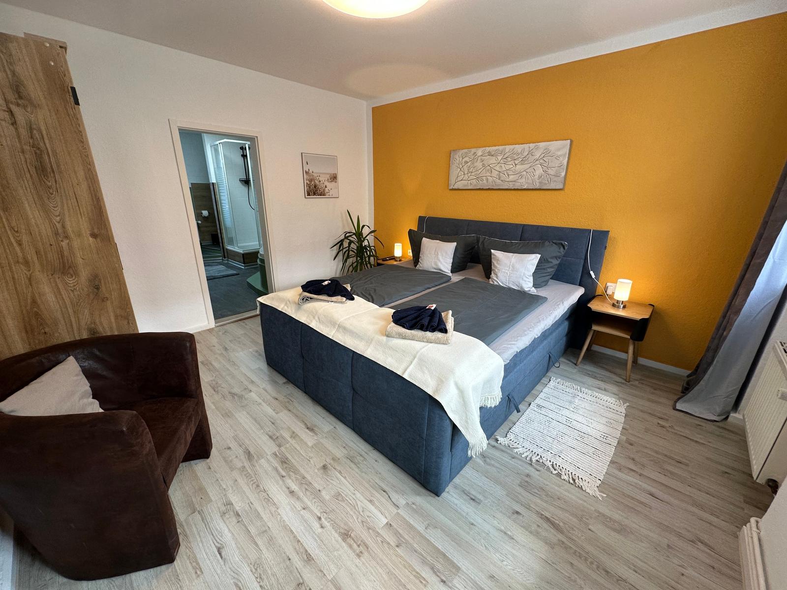 Schlafzimmer mit Boxspringbett 180x200m
