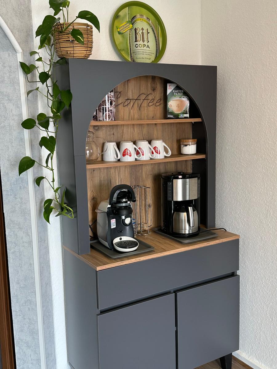Kaffeebar mit Filterkaffeemaschine und Massimo