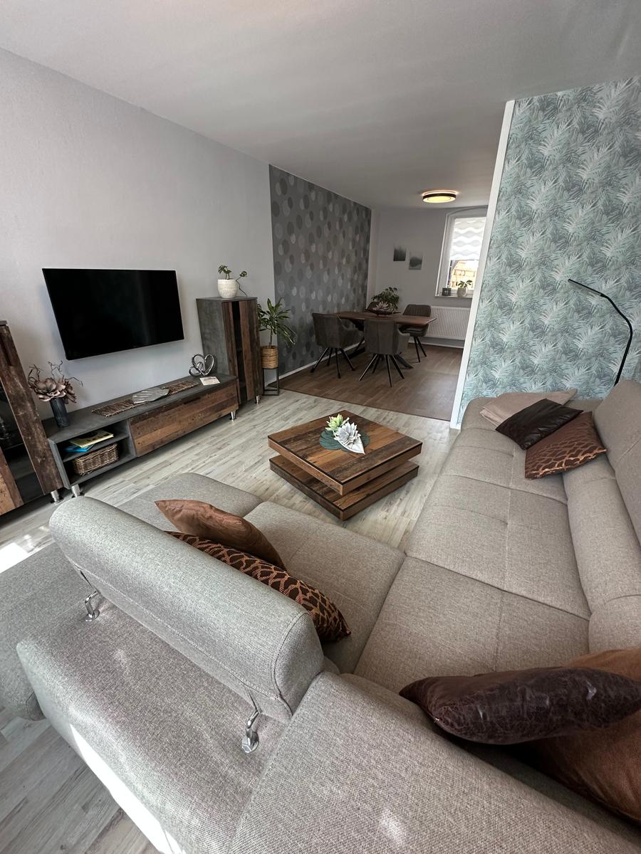 Wohnzimmer mit Sofa (auch als Schlafcouch für 2 Kinder möglich)