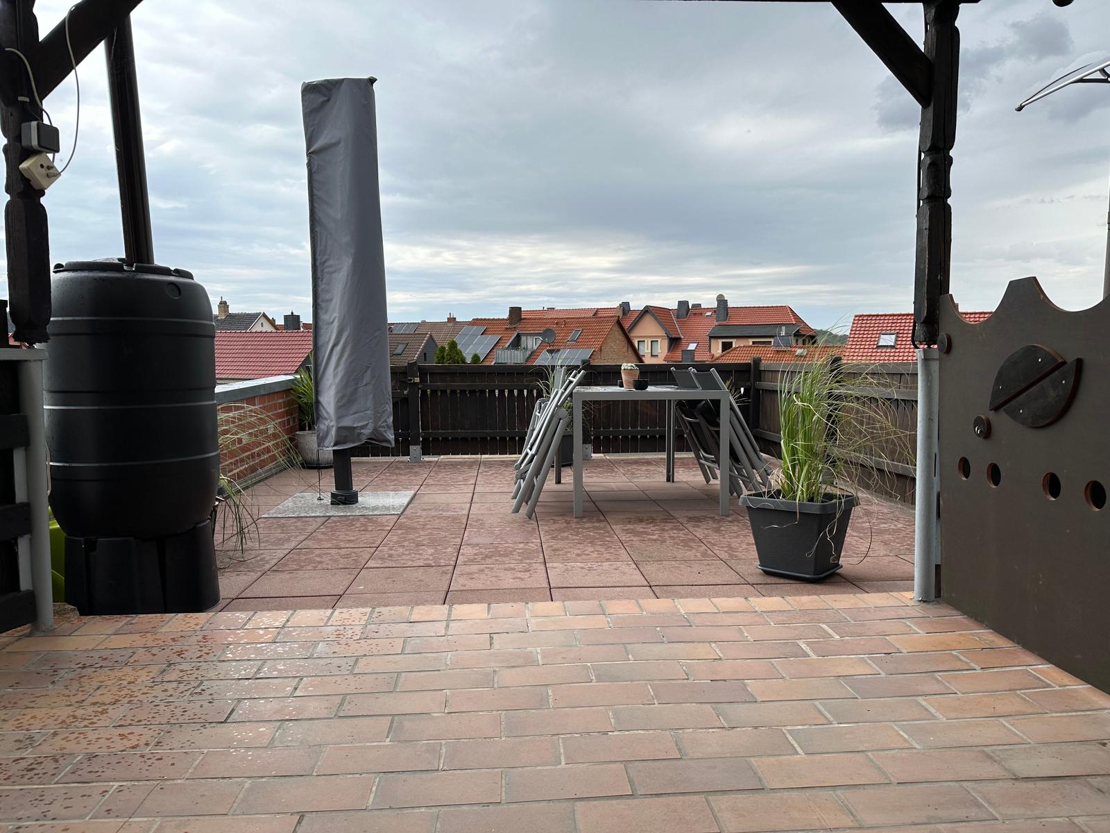 Terrasse mit Blick über die Dächer von Thale
bei Regen