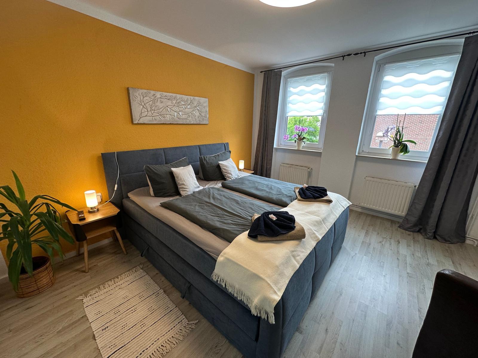 Schlafzimmer mit Fernseher und bei Bedarf Babybett