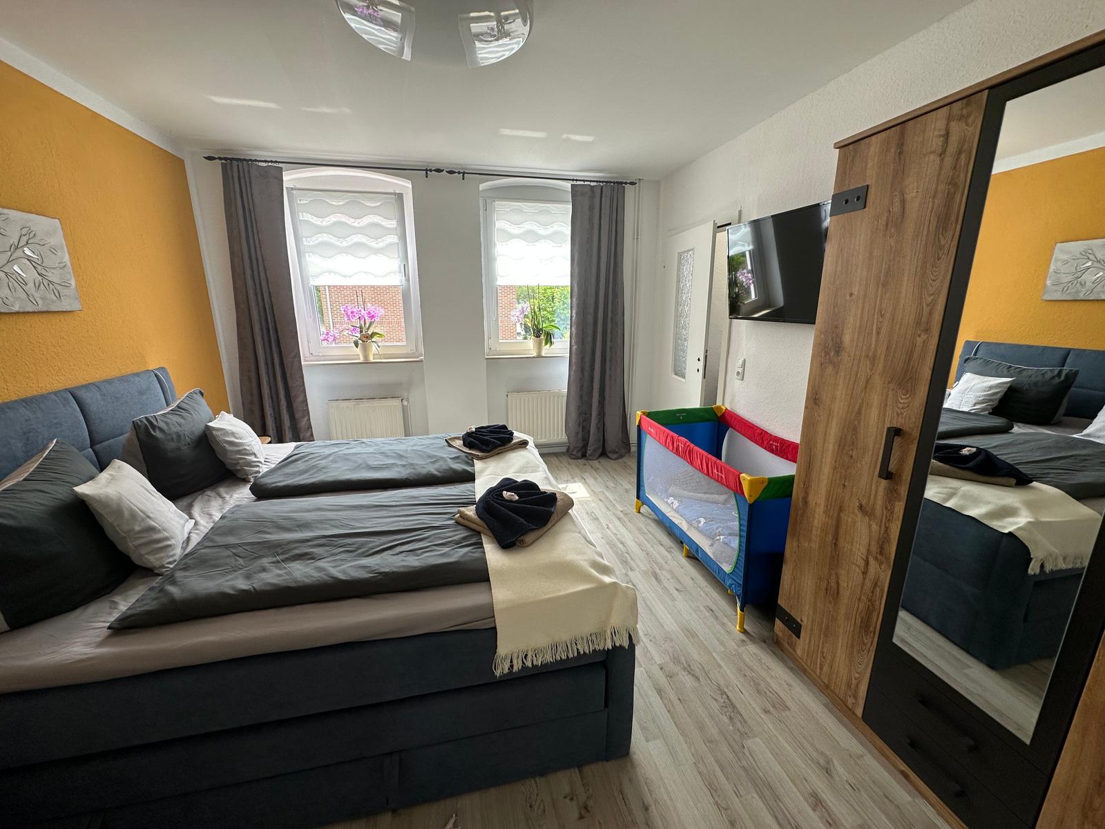 Schlafzimmer mit Verdunklungsgardinen