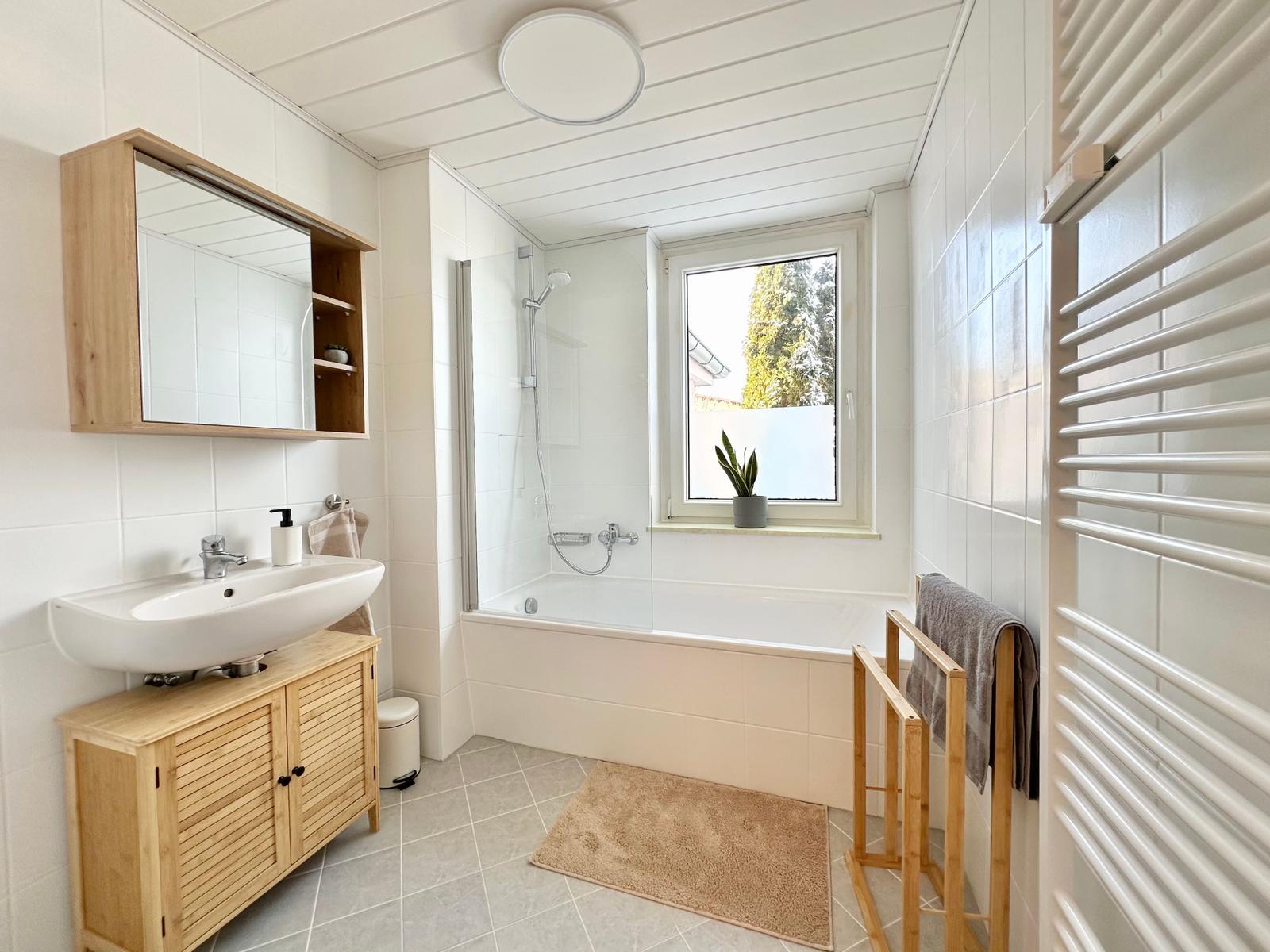 Badezimmer mit Dusche/ Badewanne (Waschmaschine befindet sich im separaten Waschraum)