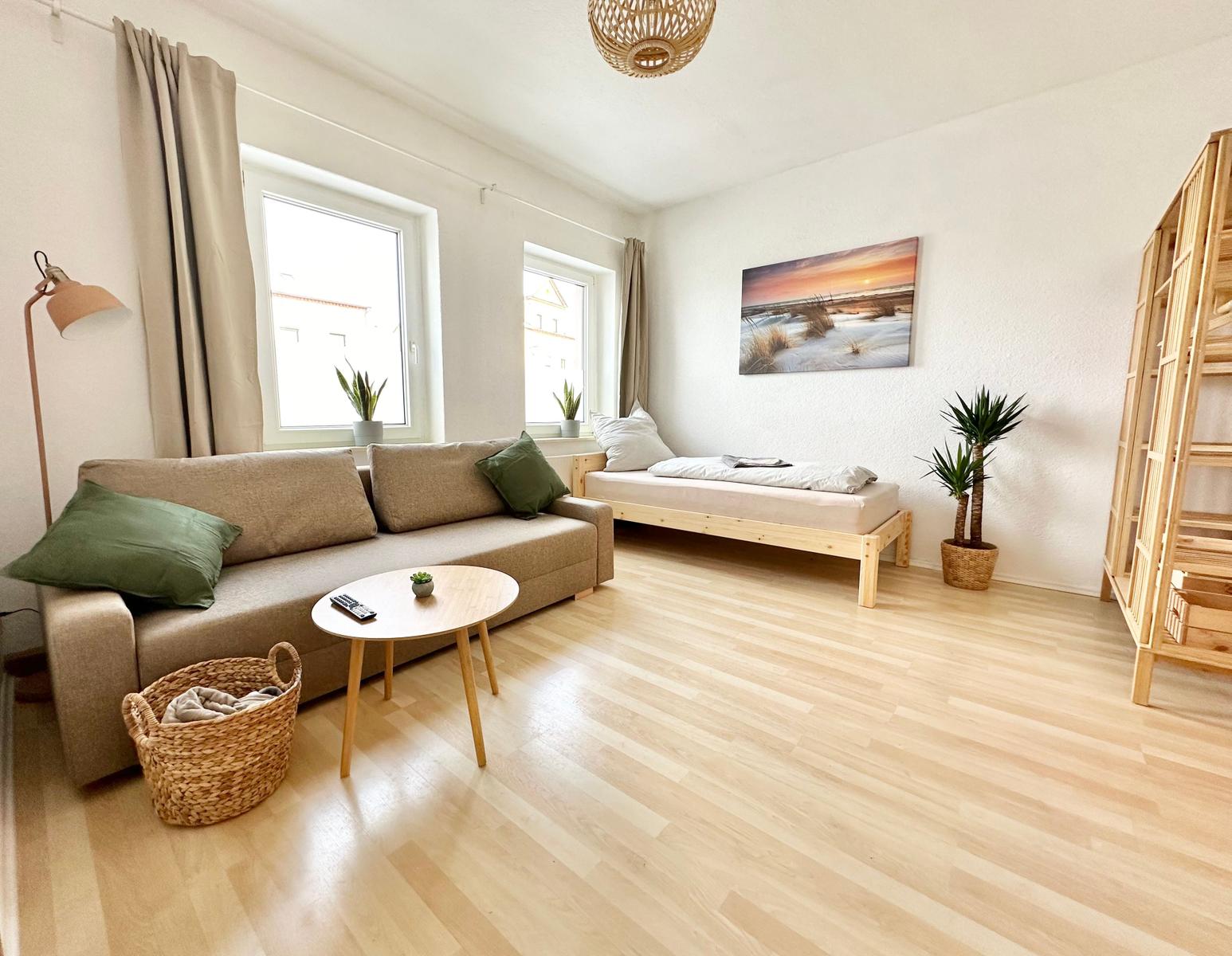 Variables Wohn- oder Schlafzimmer mit 90 x 200 cm Bett und ausziehbarer Dauerschläfer Boxspringcouch (140 x 200 cm), Schreibtisch sowie 43