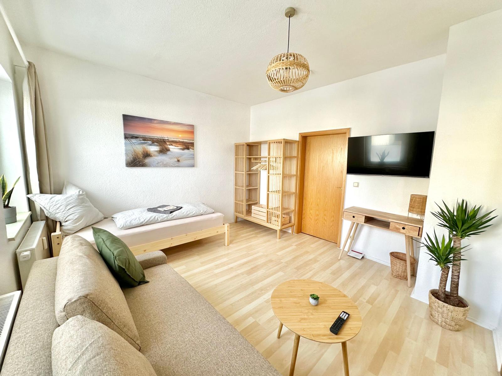 Variables Wohn- oder Schlafzimmer mit 90 x 200 cm Bett und ausziehbarer Dauerschläfer Boxspringcouch (140 x 200 cm), Schreibtisch sowie 43