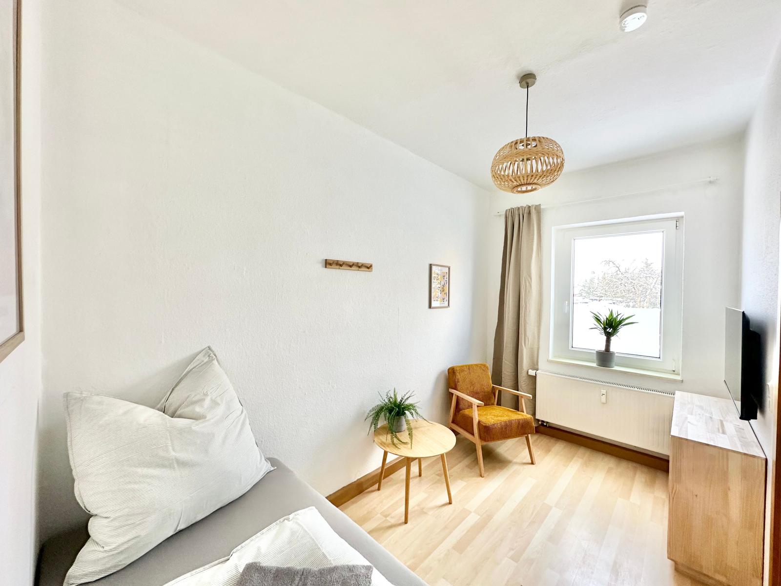 Schlafzimmer 2 mit komfortablem Einzelbett (90 x 200 cm), Sessel und 43“ Smart TV