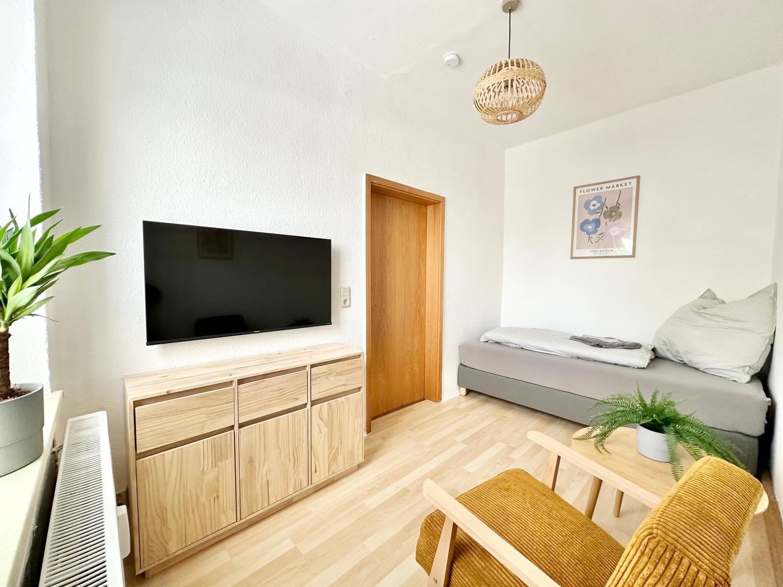 Schlafzimmer 2 mit komfortablem Einzelbett (90 x 200 cm), Sessel und 43“ Smart TV