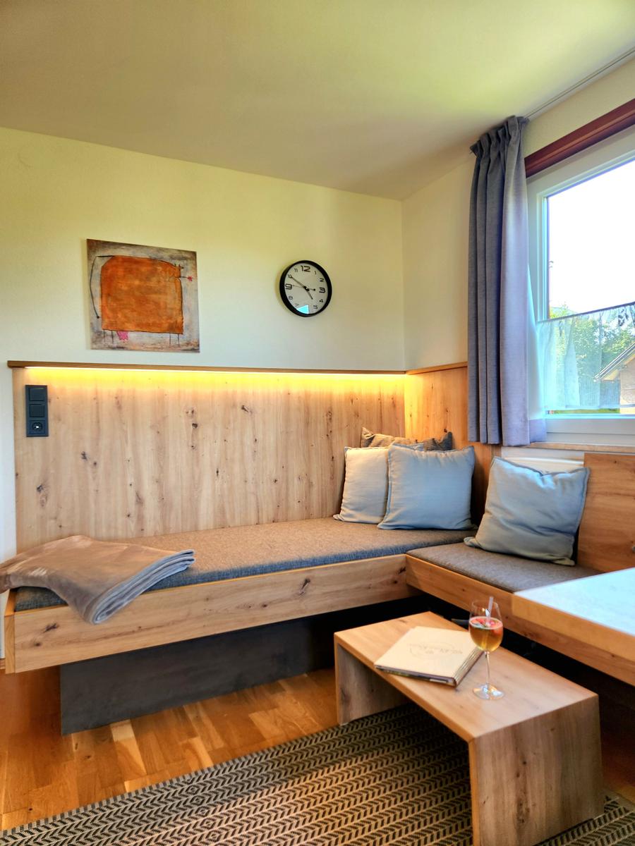 hochwertiges Sofa mit indirekter Beleuchtung