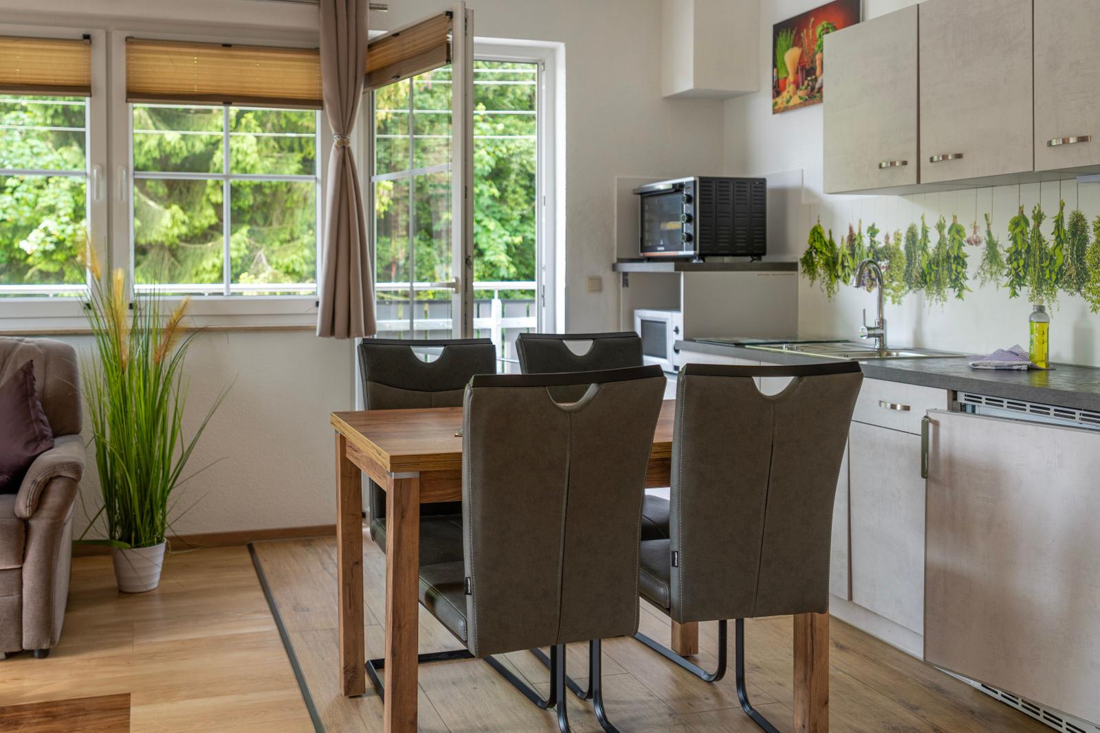 ...Küche mit Zugang zum Südbalkon...