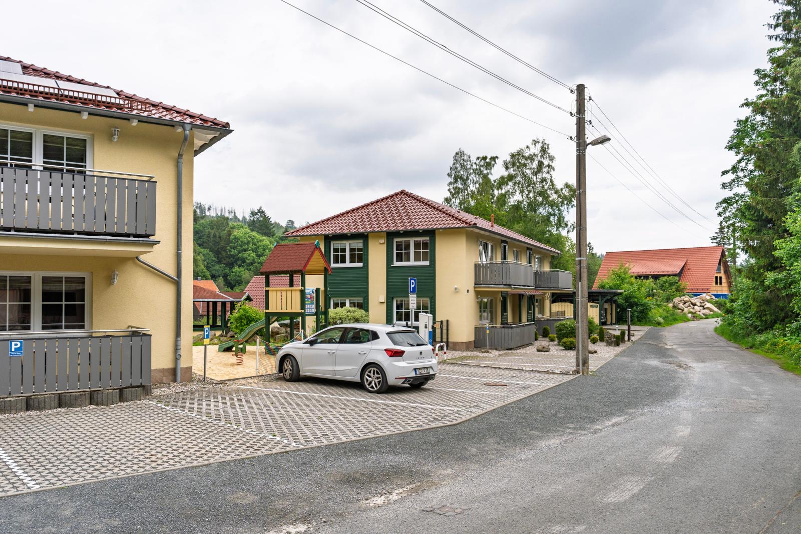 Ferienhaus mit Parkplatz, Spielplatz und Waldnähe.