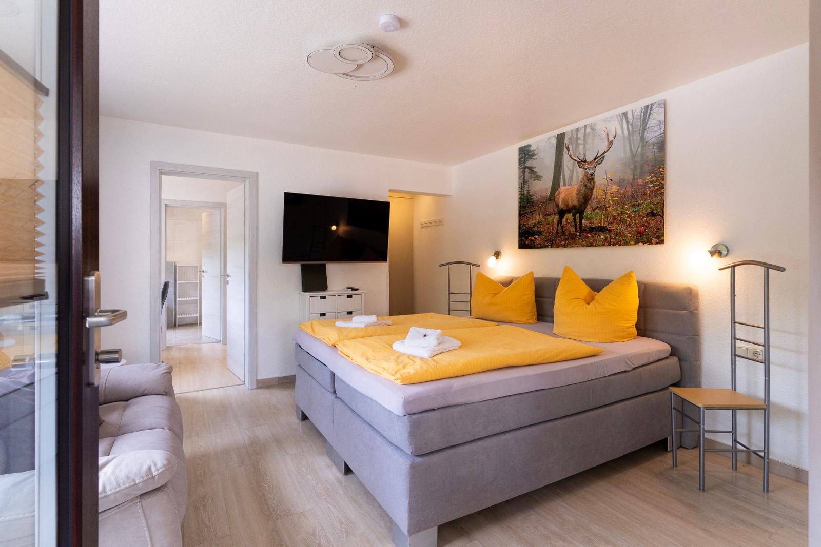 Wohnzimmer mit komfortablen Boxspringbett......