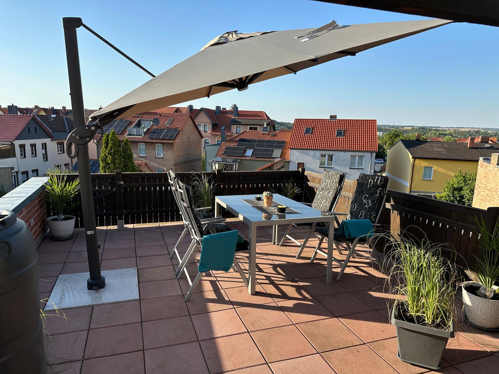Sonnenterrasse mit Terrassenmöbel und Sonnenschirm
