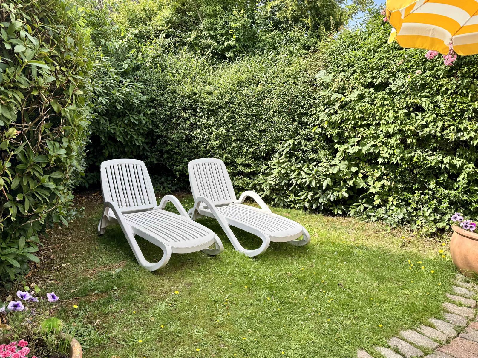 Möblierte Terrasse mit Garten