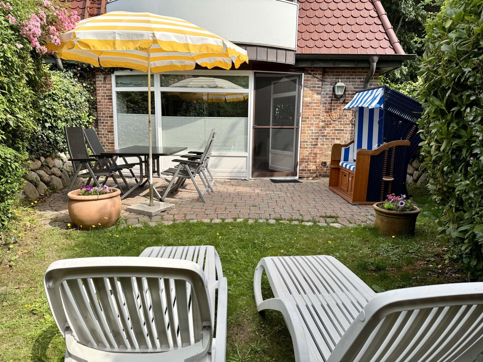 Möblierte Terrasse mit Garten