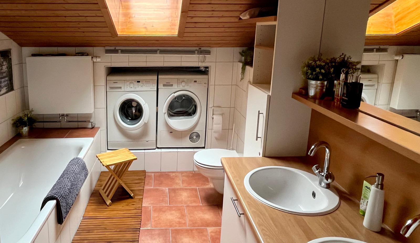 Badezimmer mit WC, Waschmaschine u. Trockner
